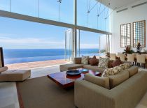Villa Latitude, Wohnzimmer mit Blick aufs Meer